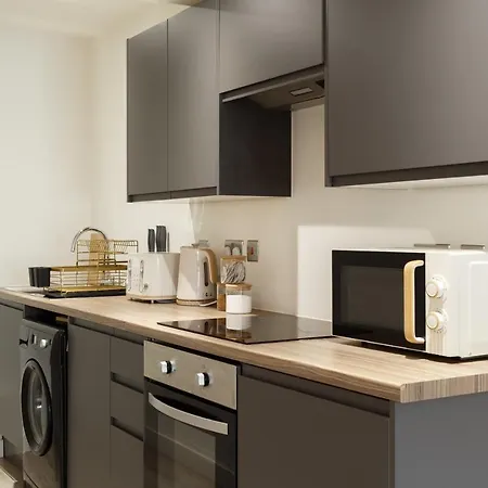 Stylish Penthouse With Outside Balcony! *