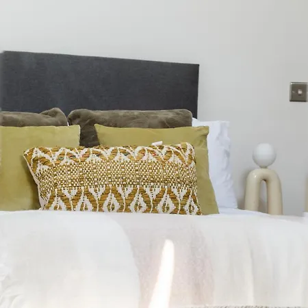 Apartment Stylish Penthouse With Outside Balcony! *