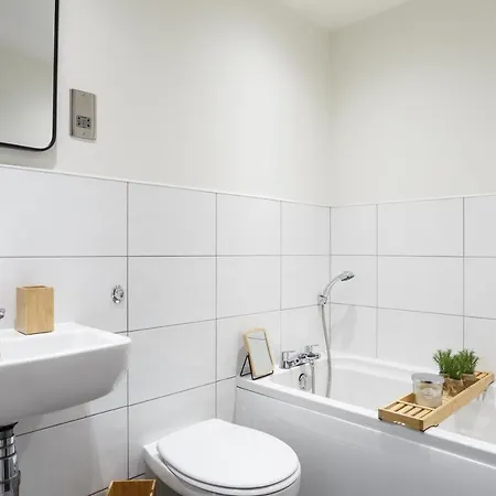 Stylish Penthouse With Outside Balcony! *