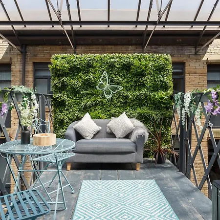 Stylish Penthouse With Outside Balcony!