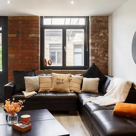 Stylish Penthouse With Outside Balcony! アパート