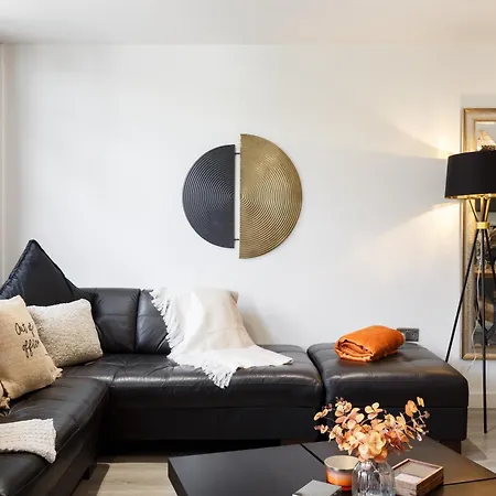 Stylish Penthouse With Outside Balcony! アパート *