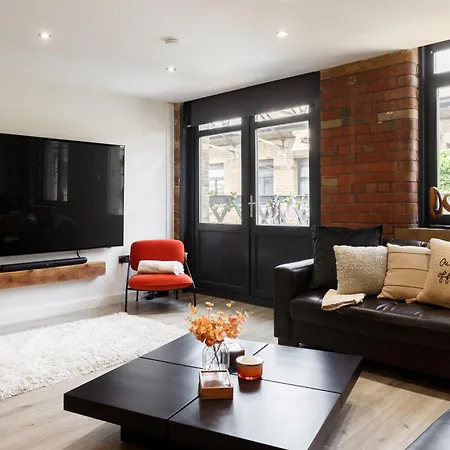 Stylish Penthouse With Outside Balcony! ブラッドフォード