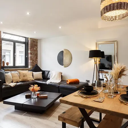 Stylish Penthouse With Outside Balcony!