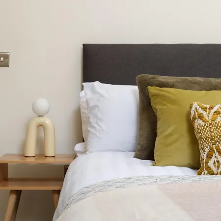 Stylish Penthouse With Outside Balcony! * Bradford (West Yorkshire)