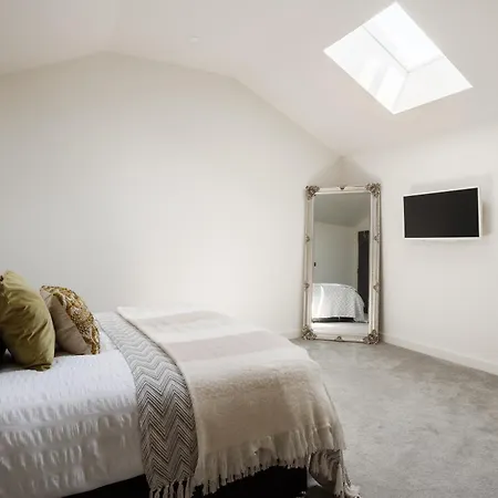 Stylish Penthouse With Outside Balcony! アパート