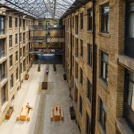 Stylish Penthouse With Outside Balcony!