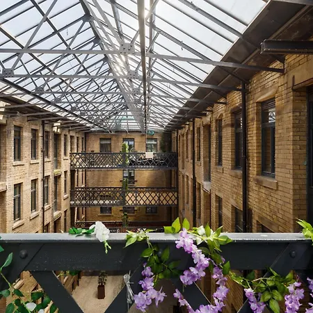 Stylish Penthouse With Outside Balcony! Apartment *