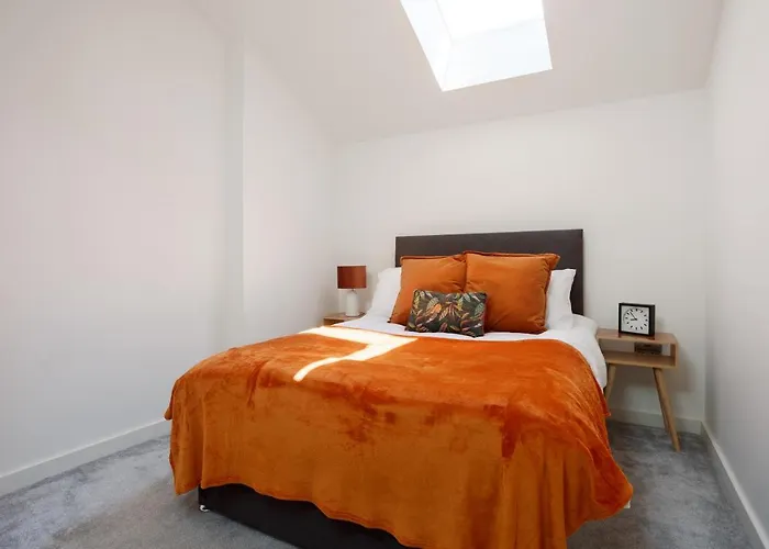 Stylish Penthouse With Outside Balcony! Apartment *