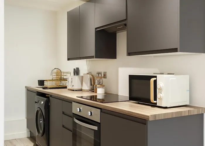 Stylish Penthouse With Outside Balcony! *