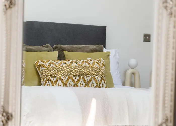 Apartment Stylish Penthouse With Outside Balcony! *