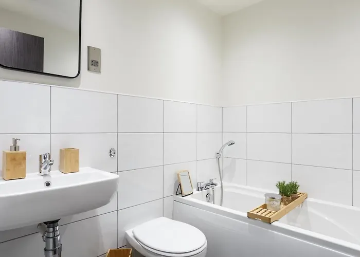 Stylish Penthouse With Outside Balcony! *