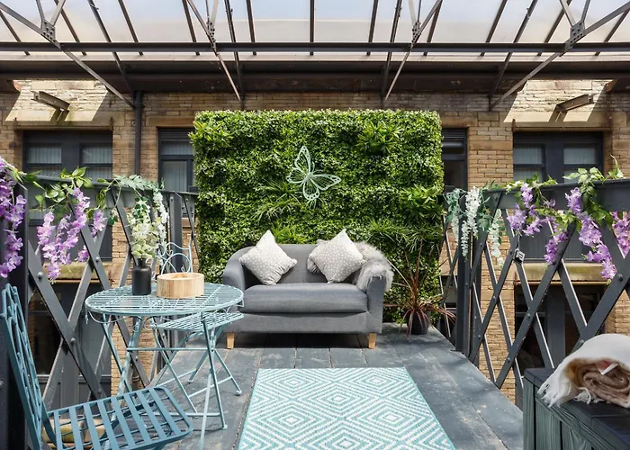 Stylish Penthouse With Outside Balcony!