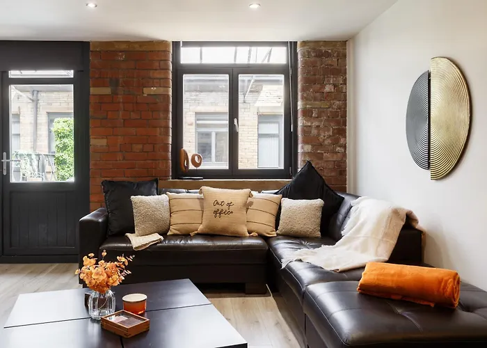 Stylish Penthouse With Outside Balcony! Apartment