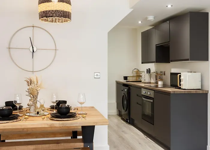 Stylish Penthouse With Outside Balcony!