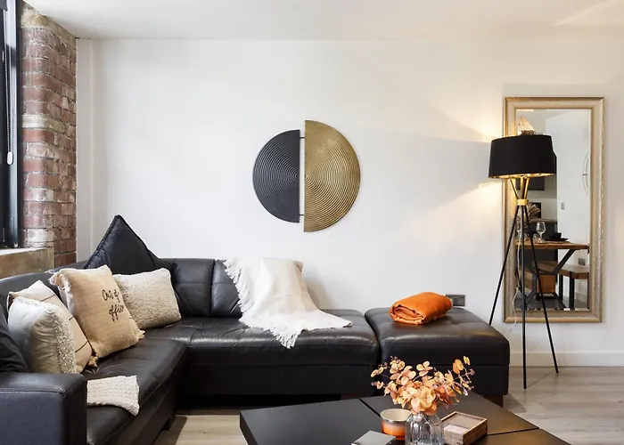 Stylish Penthouse With Outside Balcony! Apartment *