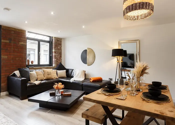 Stylish Penthouse With Outside Balcony!