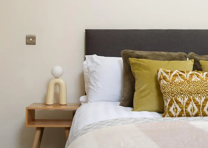 Stylish Penthouse With Outside Balcony! * Bradford (West Yorkshire)