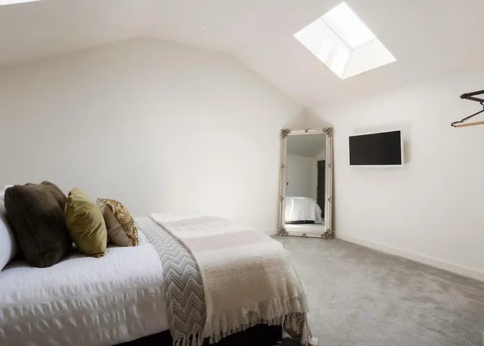 Stylish Penthouse With Outside Balcony! Apartment