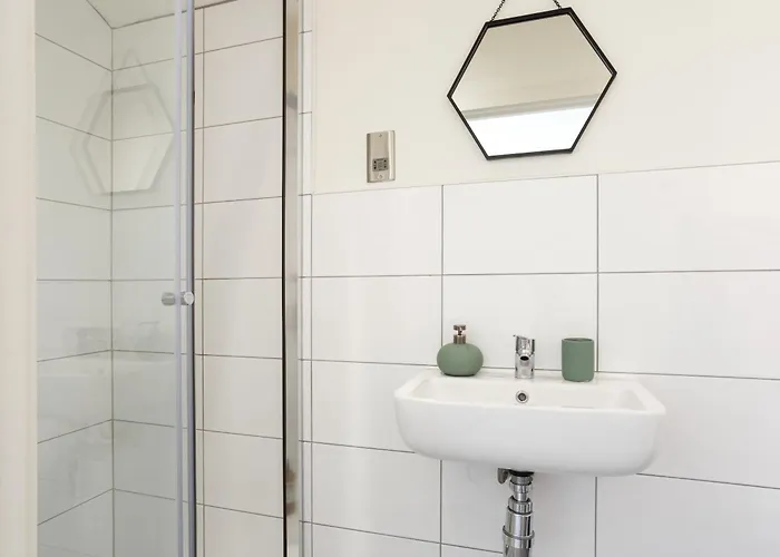 Apartment Stylish Penthouse With Outside Balcony! *