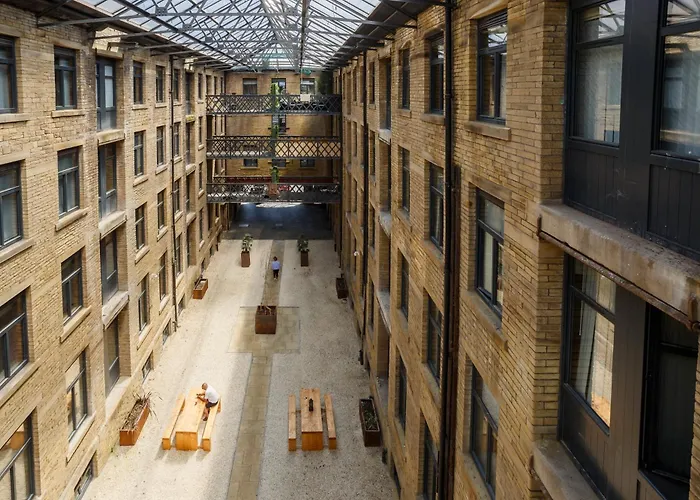 Stylish Penthouse With Outside Balcony!