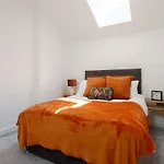 Stylish Penthouse With Outside Balcony! Διαμέρισμα *