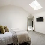 Stylish Penthouse With Outside Balcony! Διαμέρισμα